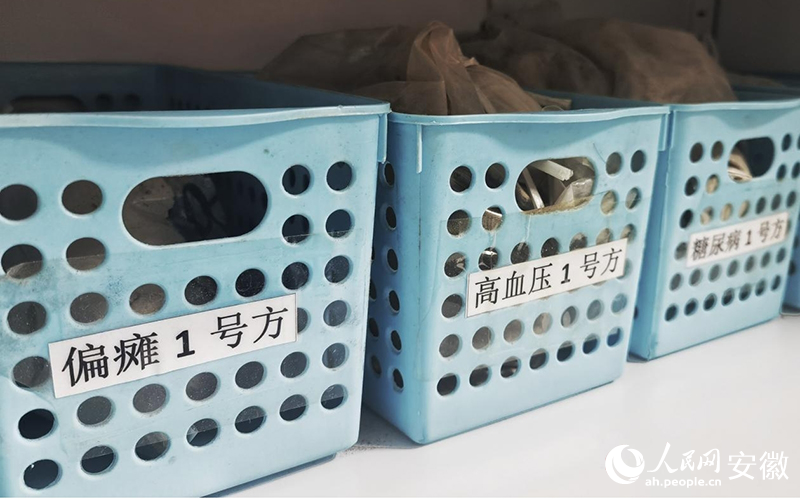 天長市中醫(yī)院內(nèi)科醫(yī)生配置的中藥方，用于中西醫(yī)結(jié)合治療慢性病。人民網(wǎng)記者 周坤攝