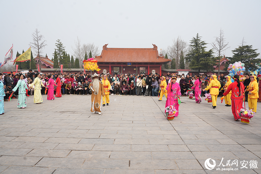 亳州市級(jí)非遺代表性項(xiàng)目“九女撲傘”展演。人民網(wǎng)記者 王銳攝