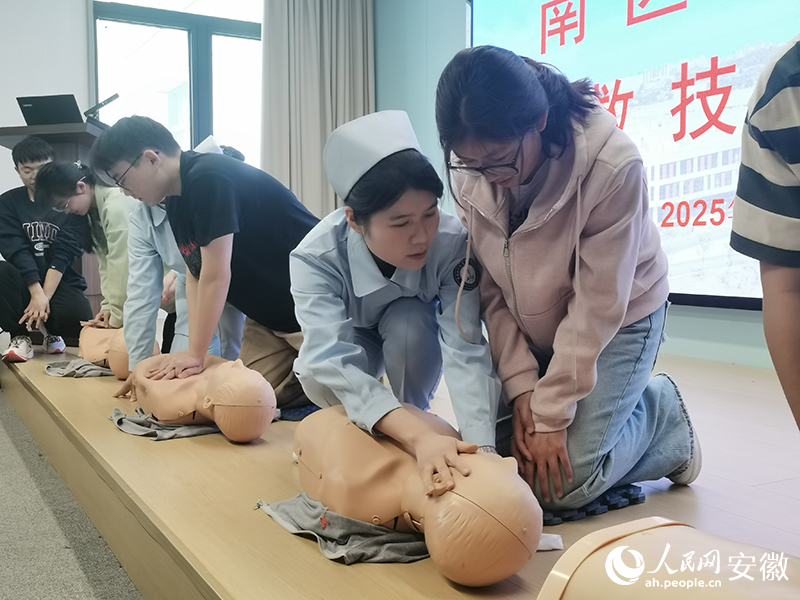 醫(yī)生在對大學生進行急救知識科普。人民網 胡雨松攝