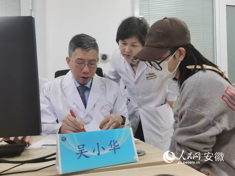 吳小華教授（左一）、莊雅麗教授（左二）為患者義診。人民網(wǎng) 胡雨松攝