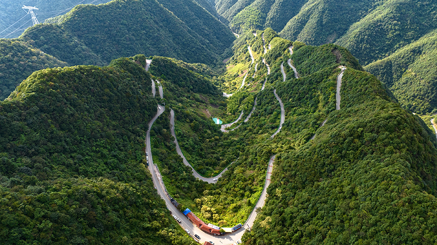 航拍“皖南川藏線”。何儲(chǔ)世豪攝