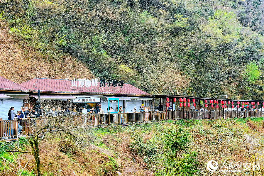 游客們在補給站點休息。人民網(wǎng)記者 韓震震攝