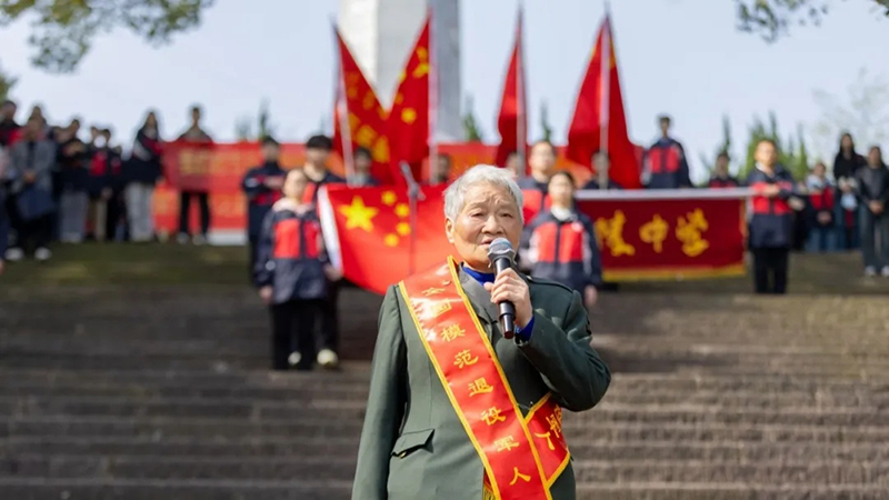 李家英分享哥哥李家發(fā)的生活點(diǎn)滴。南陵縣委宣傳部供圖