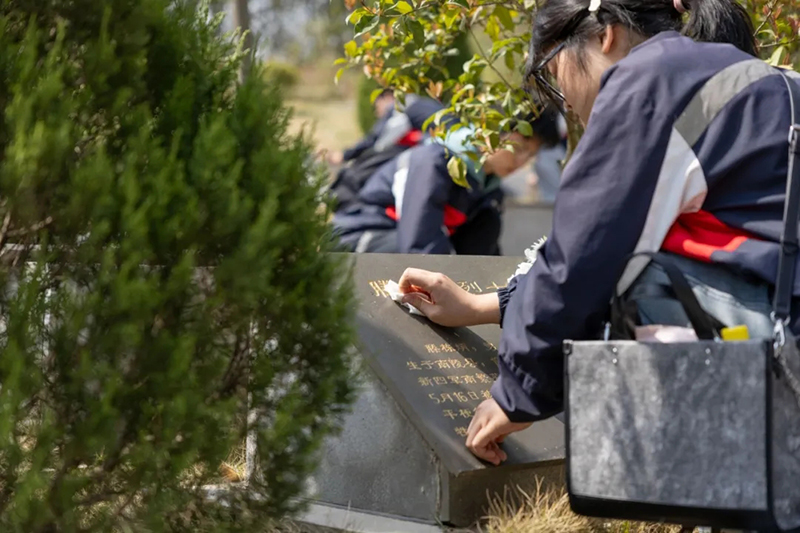 指尖拂過(guò)墓碑，感受歷史溫度。南陵縣委宣傳部供圖