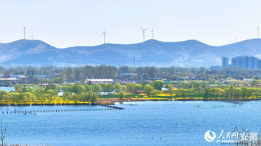 朔西湖與遠(yuǎn)山同框。人民網(wǎng) 郭昊攝