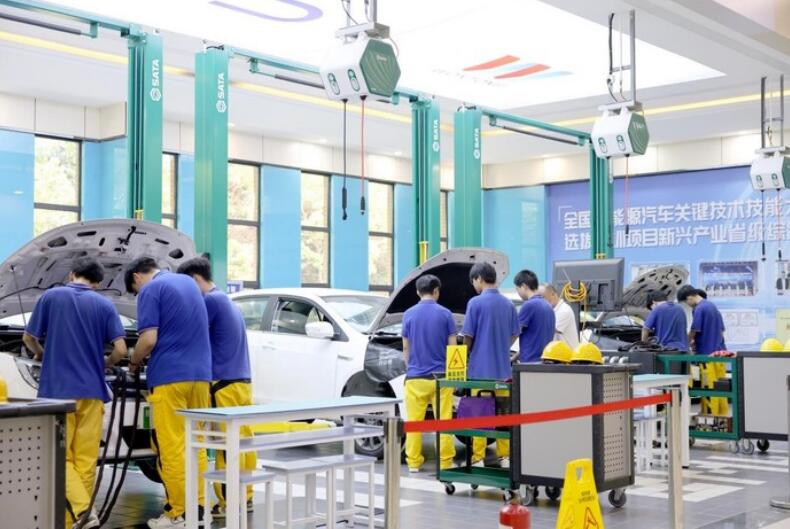 萬通汽車教育定向班學生實操課堂。