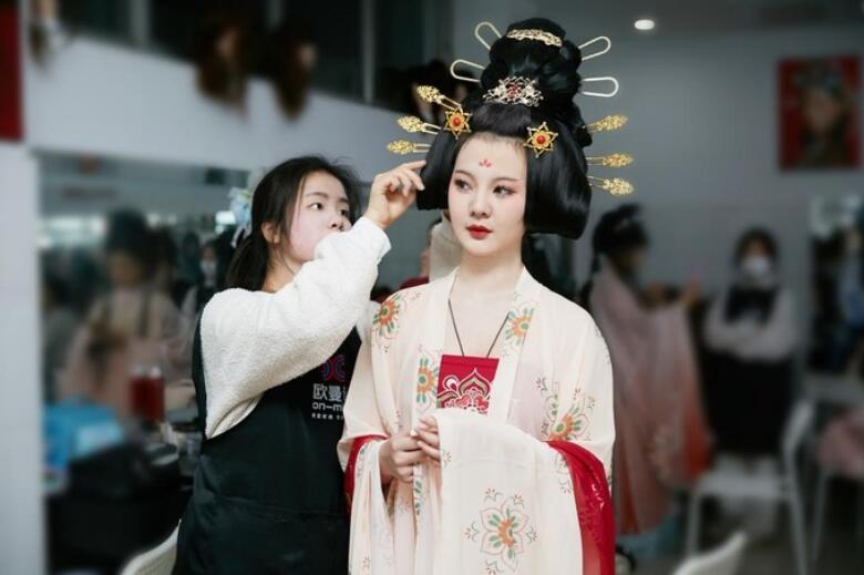 歐曼諦學子打造創(chuàng)意妝容。