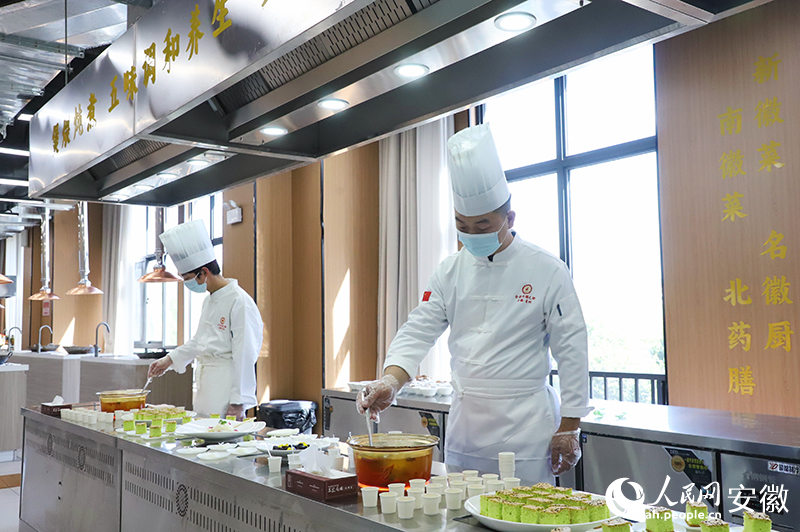 “亳州養(yǎng)生師”在烹調(diào)藥膳。人民網(wǎng) 胡雨松攝