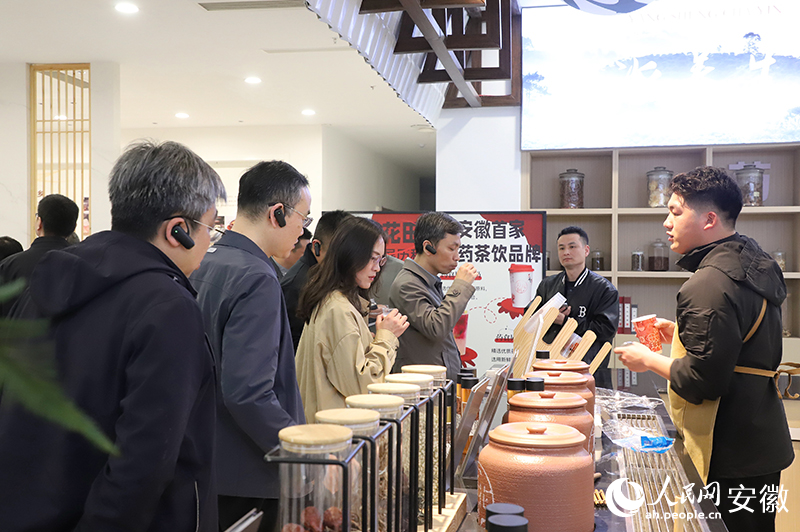 人社部門(mén)了解“亳州養(yǎng)生”等勞務(wù)品牌培育情況。人民網(wǎng) 胡雨松攝