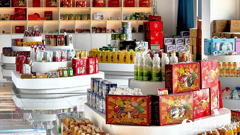 園區(qū)跨境電商產(chǎn)品琳瑯滿目。 人民網(wǎng) 郭昊攝