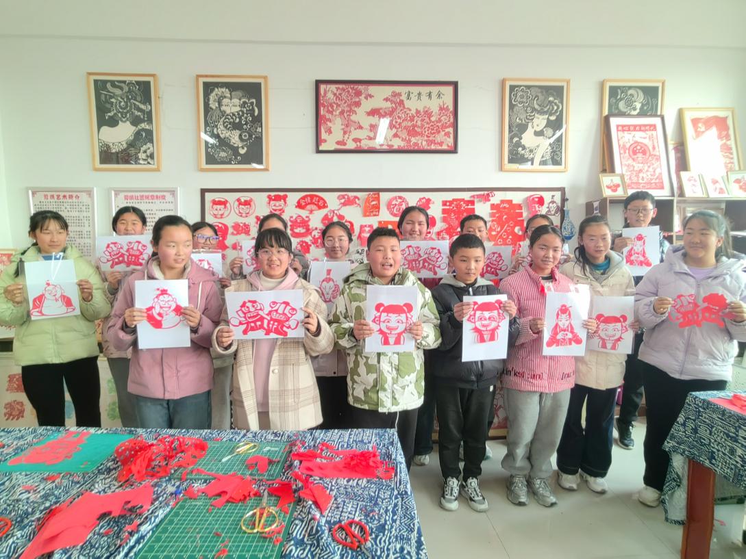 同學(xué)們展示剪紙作品。昂衛(wèi)明攝