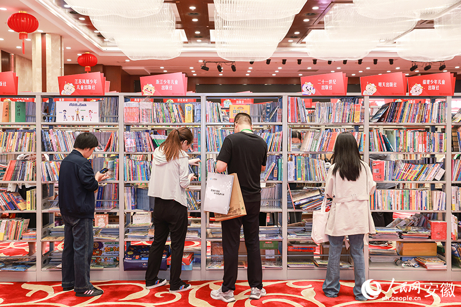 圖書館工作人員在交易大會上選購圖書。人民網(wǎng)記者 張俊攝