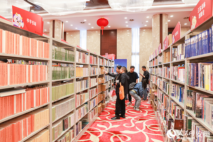 圖書館工作人員在交易大會(huì)上選購圖書。人民網(wǎng)記者 張俊攝