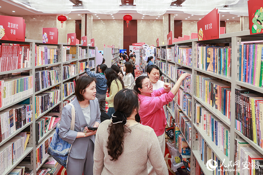 圖書(shū)館工作人員在交易大會(huì)上選購(gòu)圖書(shū)。人民網(wǎng)記者 張俊攝