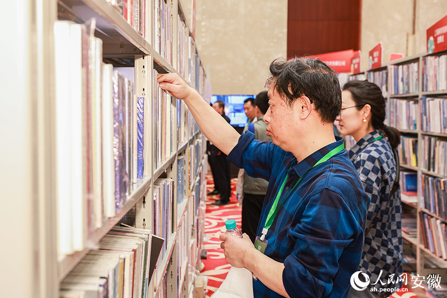 圖書館工作人員在交易大會上選購圖書5。人民網(wǎng)記者 張俊攝