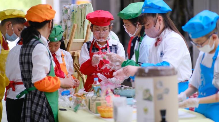 合肥市安慶路第三小學(xué)靈溪學(xué)生在做手工勞動(dòng)實(shí)踐作品。方星攝
