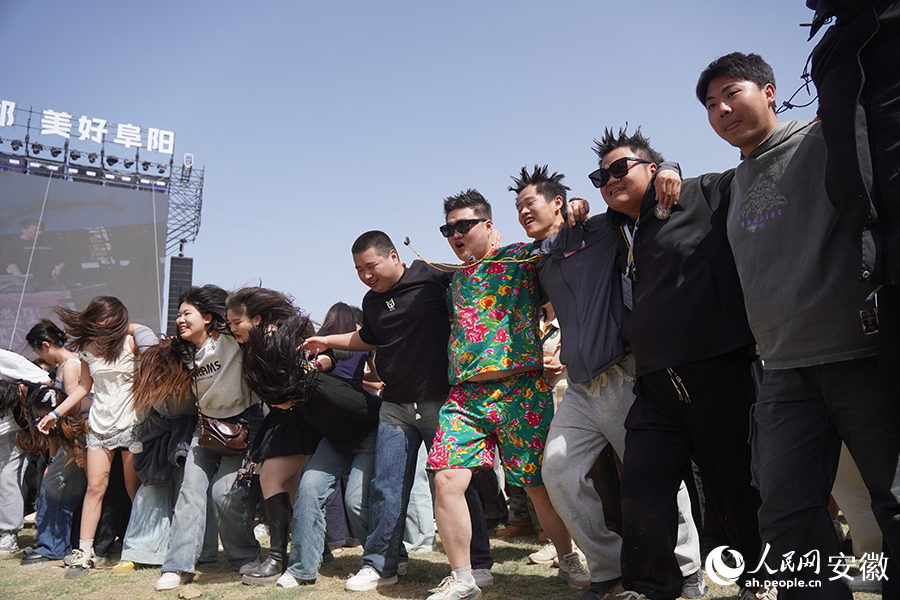 激情四射的觀眾。人民網(wǎng)記者 陳若天攝 