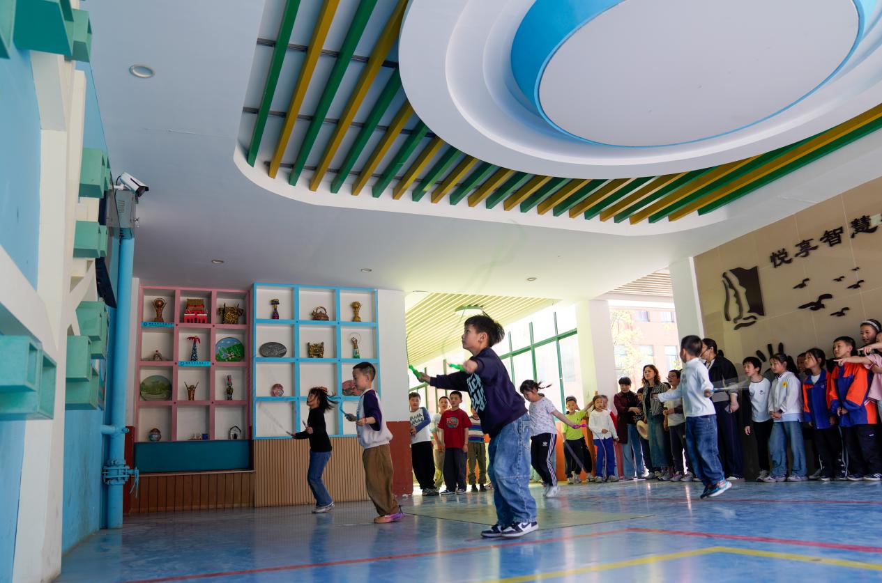 在銅陵市悅江實(shí)驗(yàn)小學(xué)，孩子們?cè)谶M(jìn)行AI項(xiàng)目訓(xùn)練。