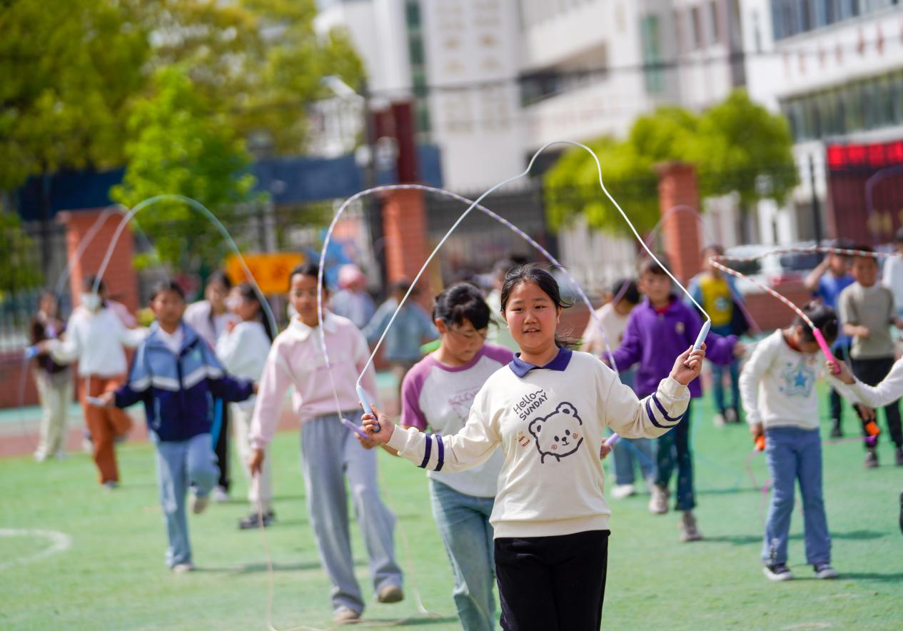 在郊區(qū)老洲中心小學(xué)，孩子們?cè)诖笳n間進(jìn)行跳繩操。