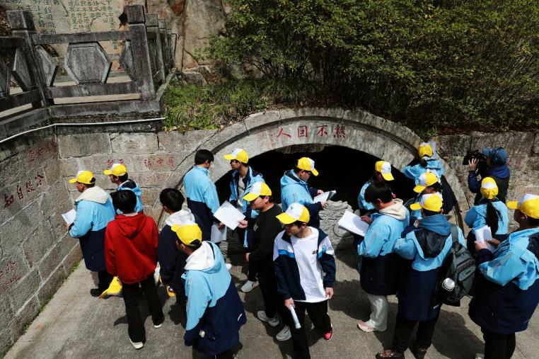 合肥學(xué)子探秘黃山溫泉密碼。蔡季安攝