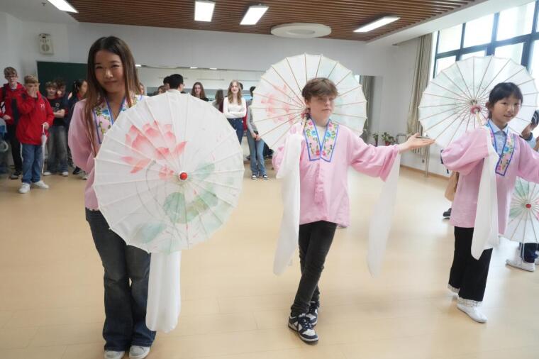 英國師生們體驗(yàn)徽劇。合肥一六八玫瑰園學(xué)校東校供圖