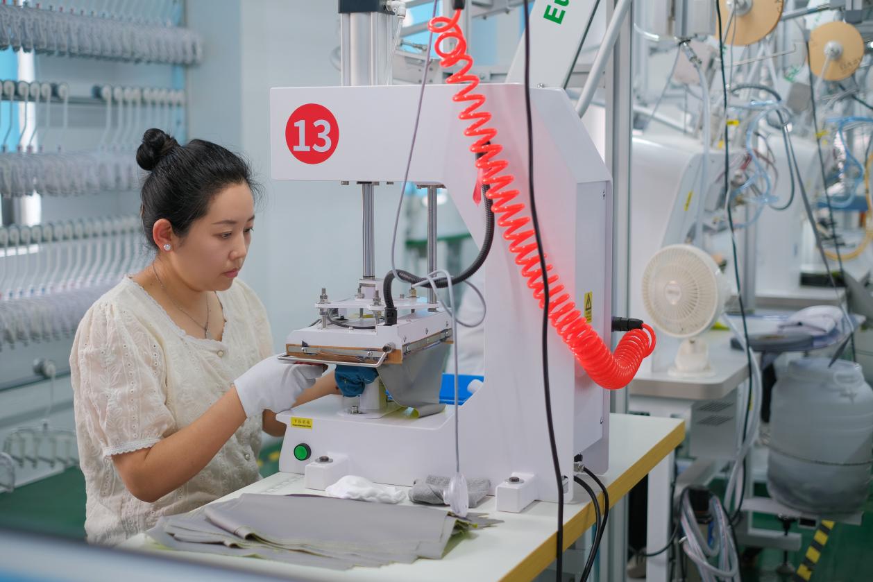 利辛縣一戶外服裝生產(chǎn)企業(yè)內(nèi)，工人正在忙碌。阮煜寧攝
