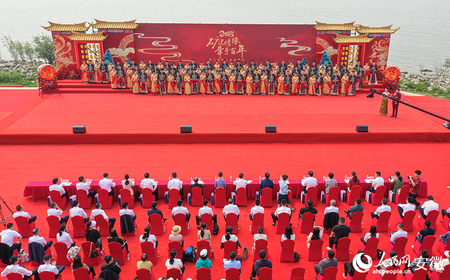 職工集體婚禮儀式現(xiàn)場(chǎng)。人民網(wǎng)記者 張俊攝