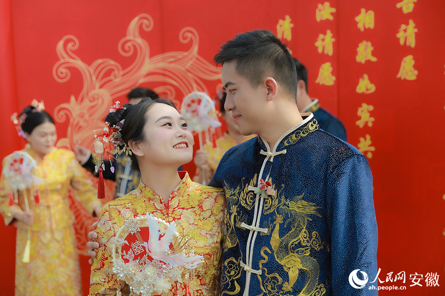 一對新人在集體婚禮現(xiàn)場含情相望。人民網(wǎng)記者 張俊攝
