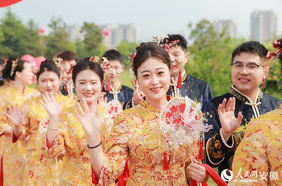 參加集體婚禮的新人們等待幸福的時刻。人民網(wǎng)記者 張俊攝