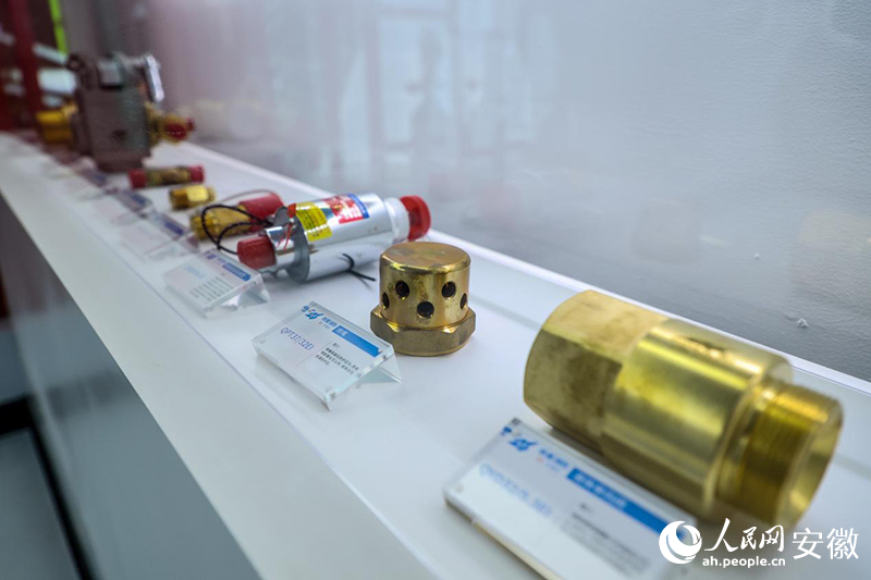 蚌埠依愛消防電子有限責(zé)任公司展廳里展示的消防產(chǎn)品。人民網(wǎng)記者 陶濤攝