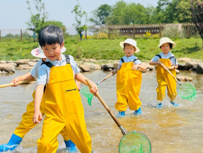  池塘撈魚。