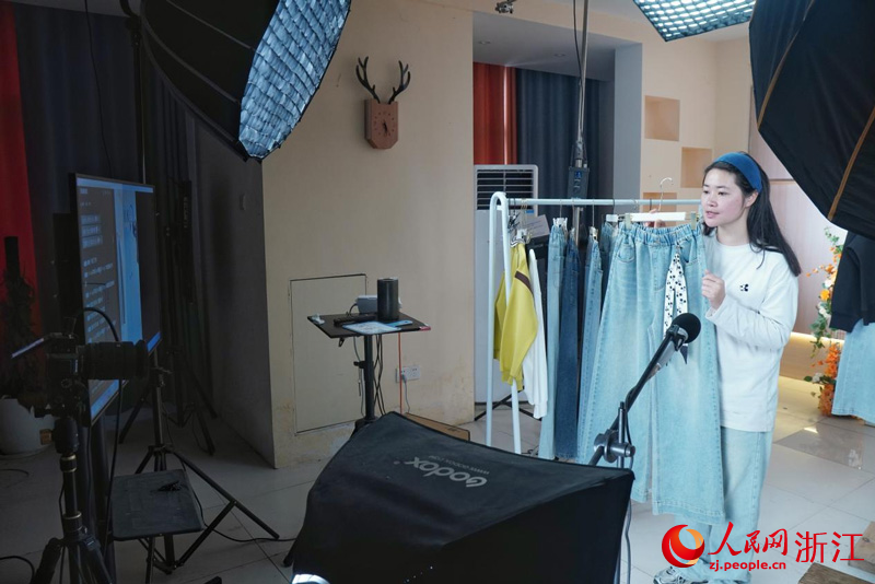 望江縣一家電商正在直播賣服裝。人民網(wǎng) 陳若天攝