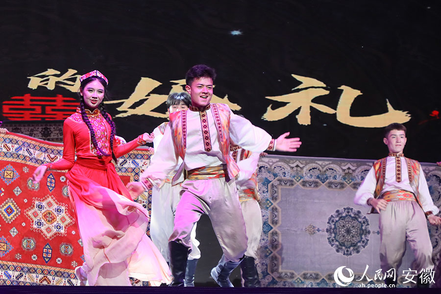 現(xiàn)場節(jié)目精彩紛呈。人民網(wǎng)記者 李希蒙攝