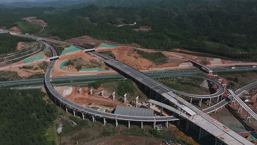 俯瞰涇青高速一分部項目建設(shè)現(xiàn)場。安徽建工建設(shè)投資集團(tuán)供圖