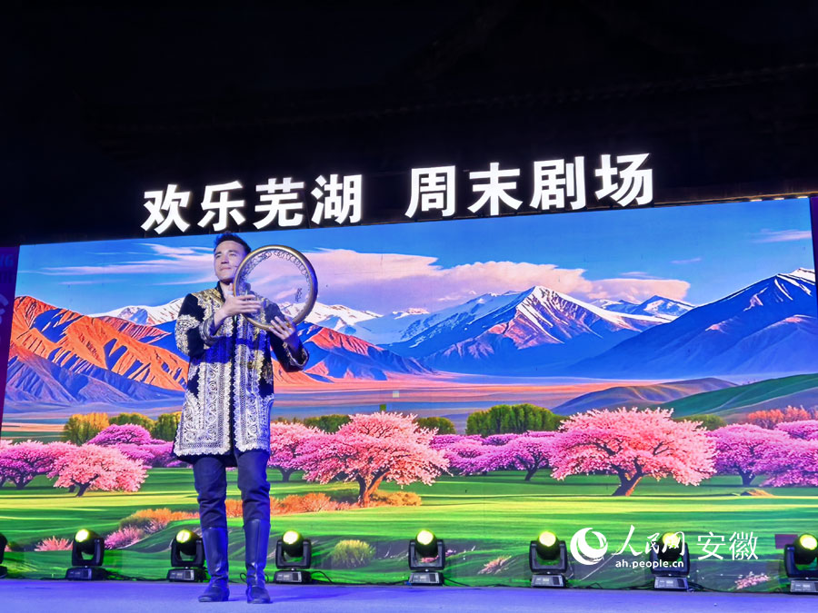 阿卜力米提·阿巴拜克爾拔打手鼓。人民網(wǎng)記者 汪瑞華攝