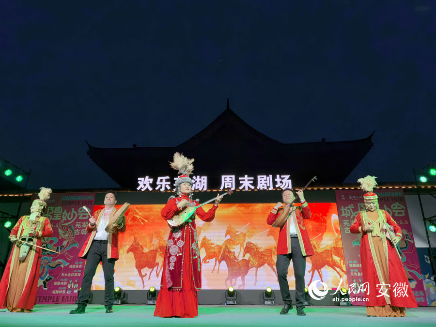 冬不拉彈唱《黑走馬》。人民網(wǎng)記者 汪瑞華攝