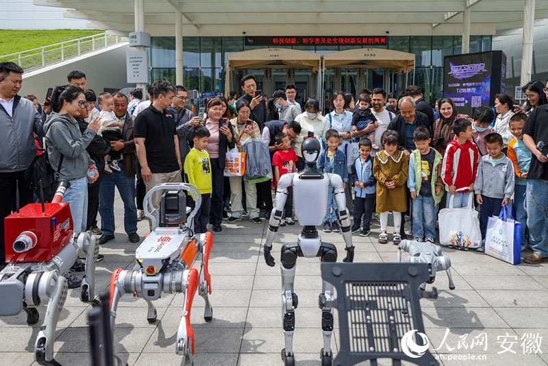 市民在智能裝備展區(qū)駐足圍觀。人民網(wǎng)記者 陶濤攝
