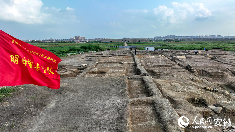 明中都前朝宮殿遺址發(fā)掘現(xiàn)場(chǎng)。人民網(wǎng)記者 陶濤攝
