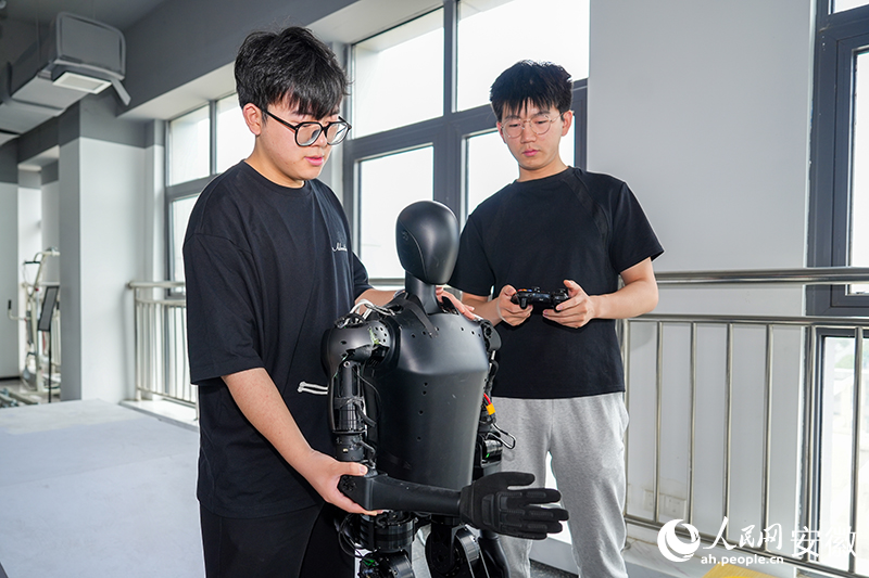 零次方人形機器人科研人員正在調(diào)試人形機器人。人民網(wǎng)記者 苗子健攝