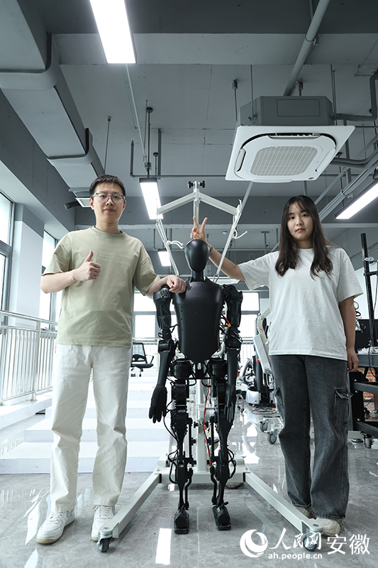韓晨曦（左一）和李宜哲。人民網(wǎng)記者 陶濤攝