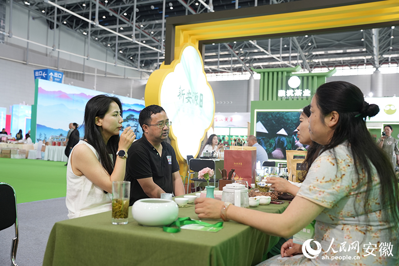 茶博會展館內(nèi)，市民駐足品茶。人民網(wǎng)記者 王銳攝