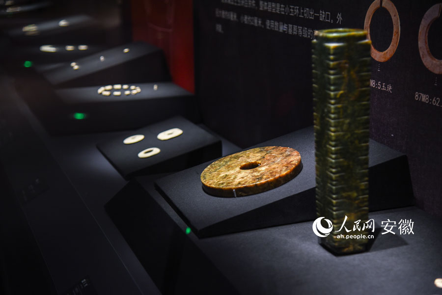 凌家灘出土的各類玉器。人民網(wǎng)記者 李希蒙攝