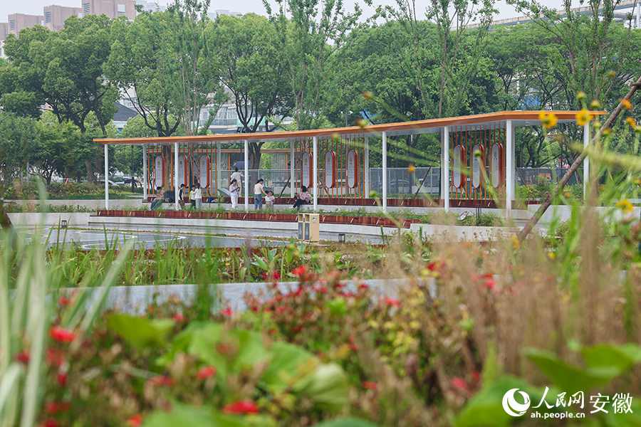 傍晚，孩子們?cè)诩议T(mén)口的口袋公園玩耍。人民網(wǎng)記者 張俊攝