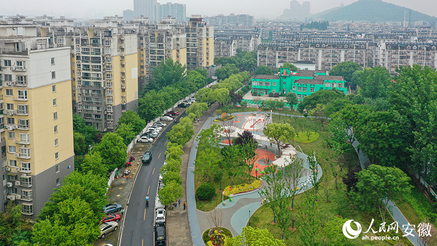緊挨社區(qū)和學(xué)校的口袋公園，轉(zhuǎn)角就能遇到美。人民網(wǎng)記者 張俊攝