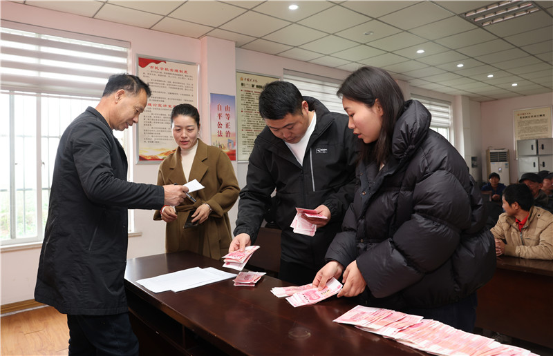 銅陵市義安區(qū)西聯(lián)鎮(zhèn)垅上村村民股東首次喜領(lǐng)“分紅金”。梅建廣攝