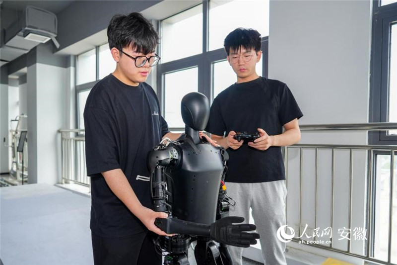 零次方人形機(jī)器人科研人員正在調(diào)試人形機(jī)器人。人民網(wǎng)記者 苗子健攝