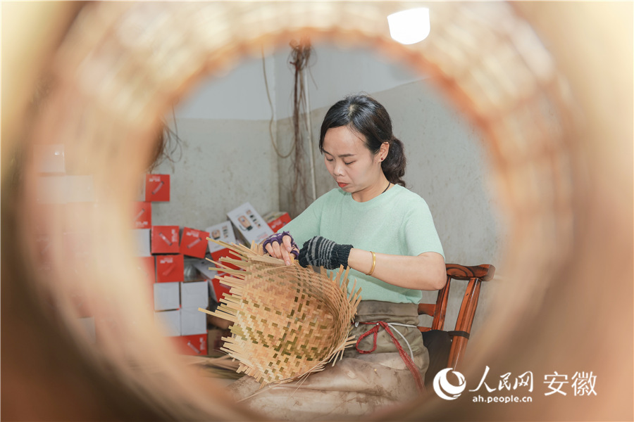竹編傳承人手工編織竹制品。人民網(wǎng)記者 張俊攝