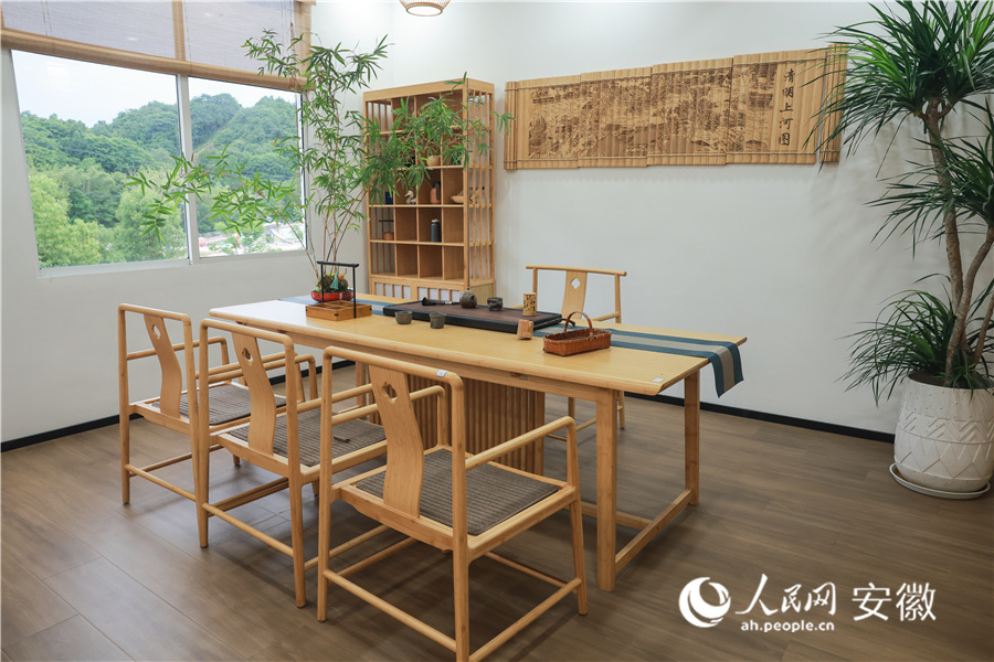 竹桌椅搭配的休閑茶室。人民網(wǎng)記者 苗子健攝