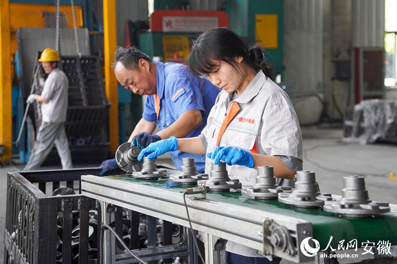 一摸方舟軸承廠區(qū)內(nèi)，工人正在工作。人民網(wǎng)記者 陳若天攝