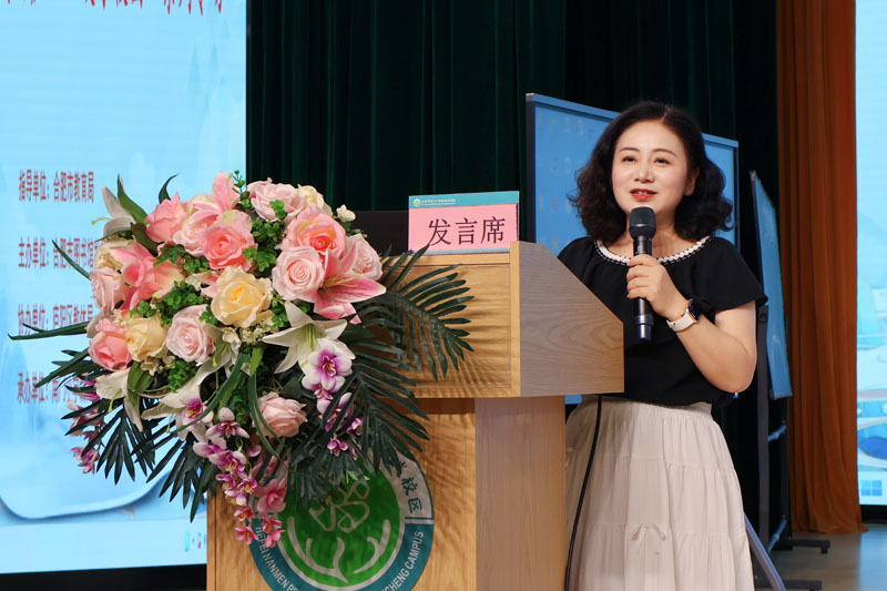 合肥市教育局黨委委員、副局長陳雪梅致辭。安徽少年兒童出版社供圖